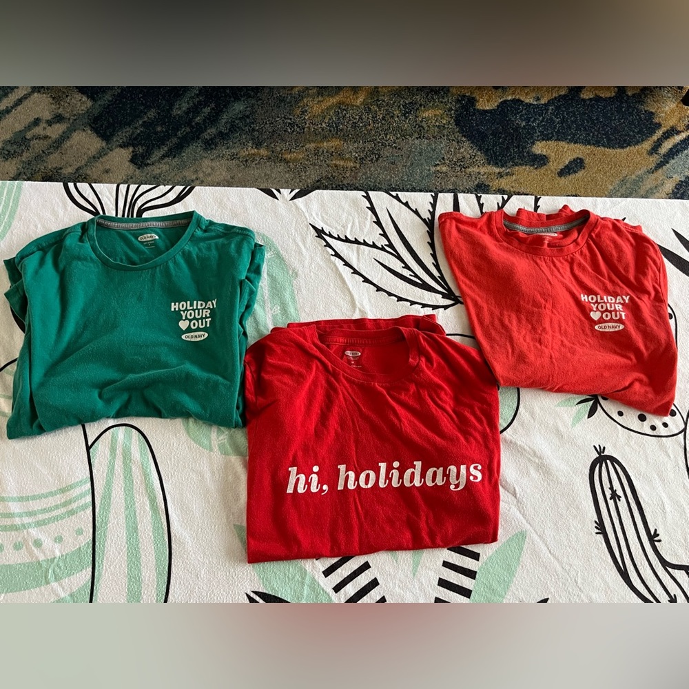 OLD NAVY Graphic Holiday T-Shirt 3 Pack Bundle. Good Condition.